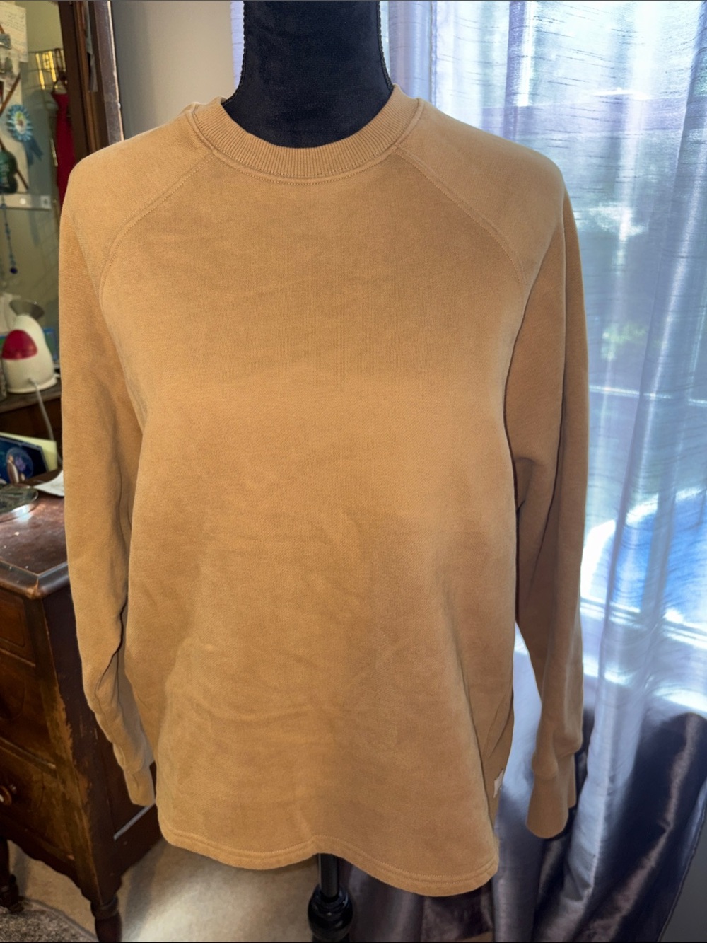 Vuori Women's Crewneck Sweatshirt in Camel Brown